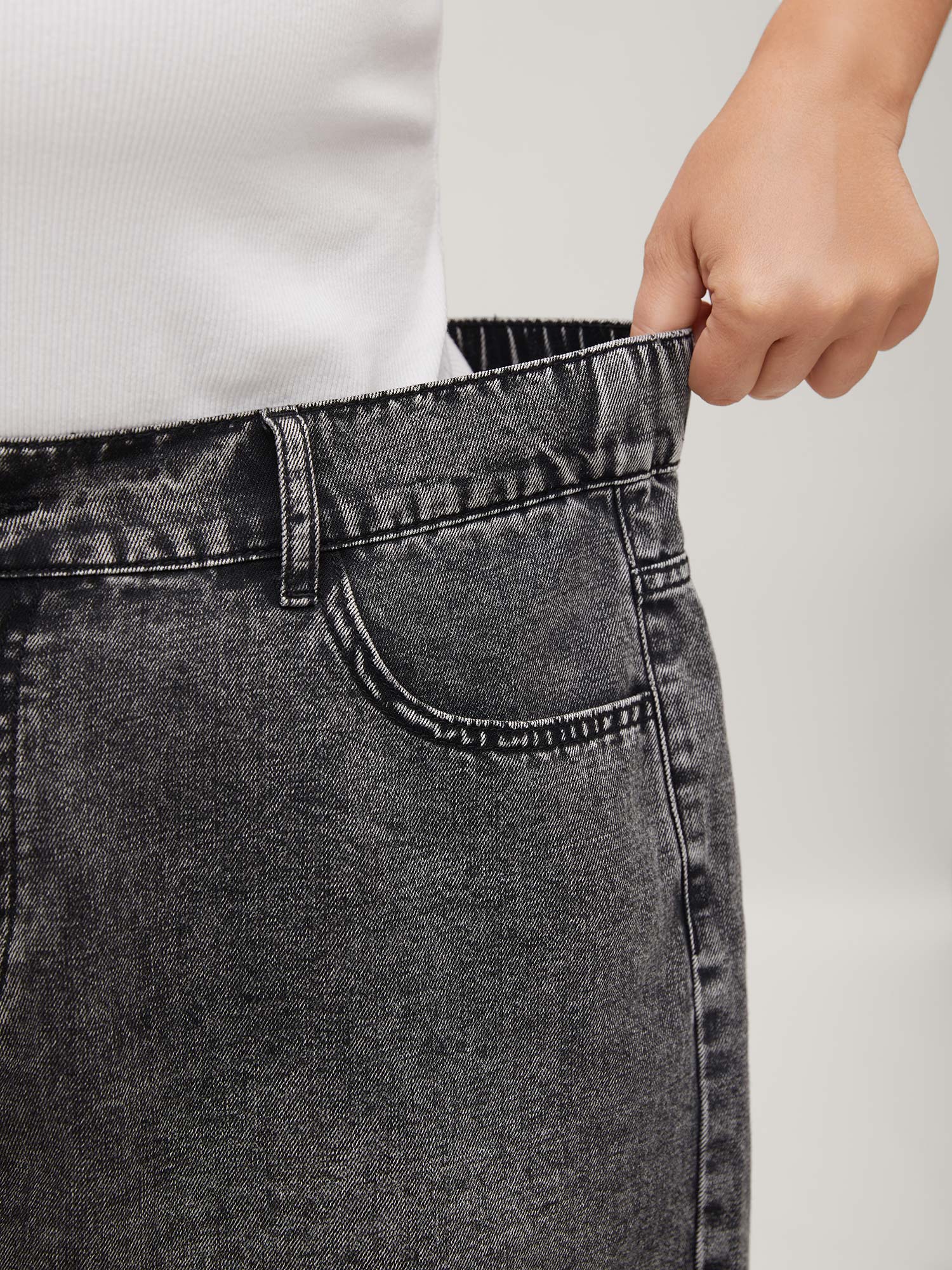 Elastic Waistband Classic Cut Denim Shorts