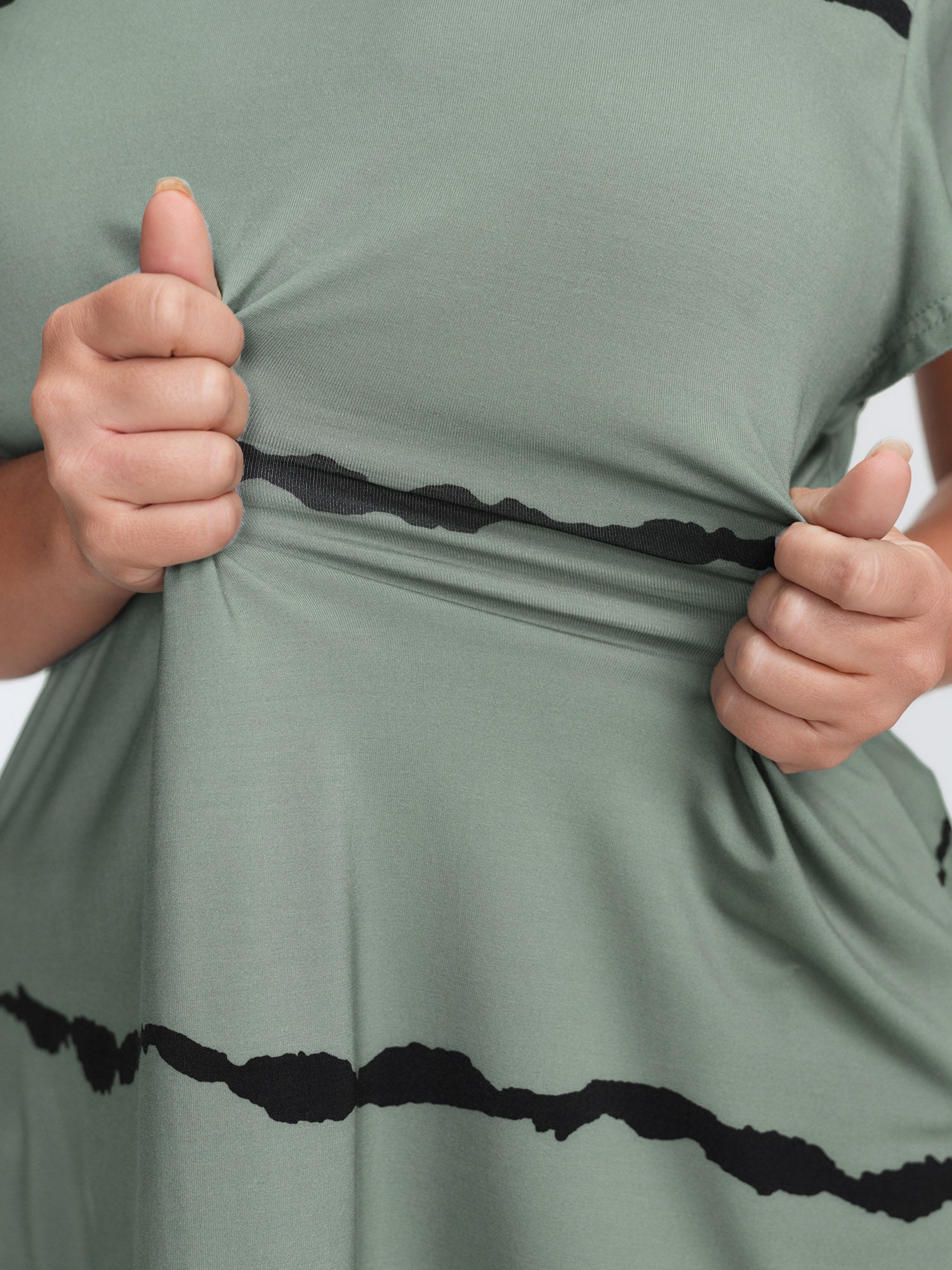 Stretchy Scribble Pattern V-Neck T-Shirt