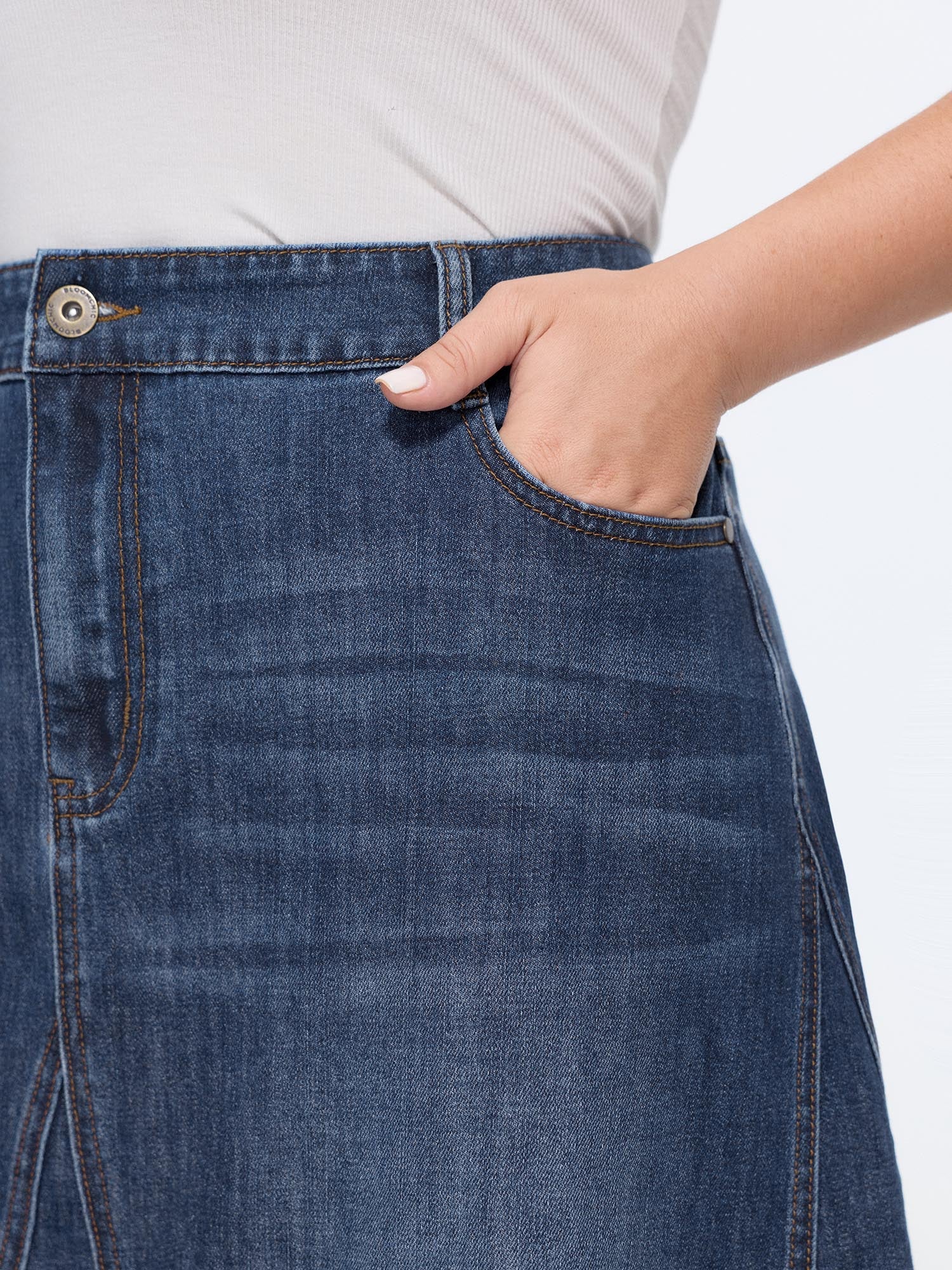 Stretchy Seamed Mid-Rise Denim Skirt