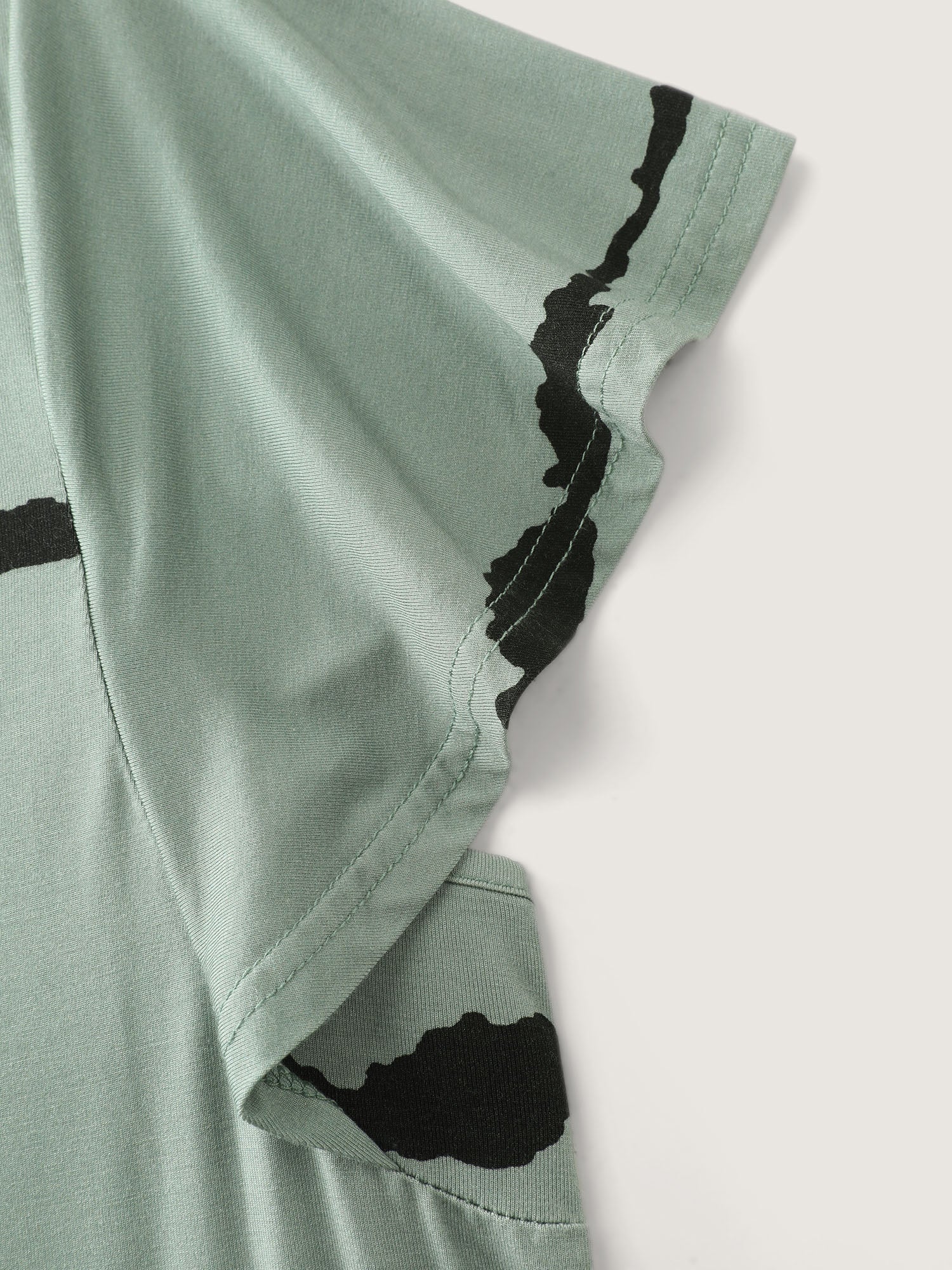 Stretchy Scribble Pattern V-Neck T-Shirt